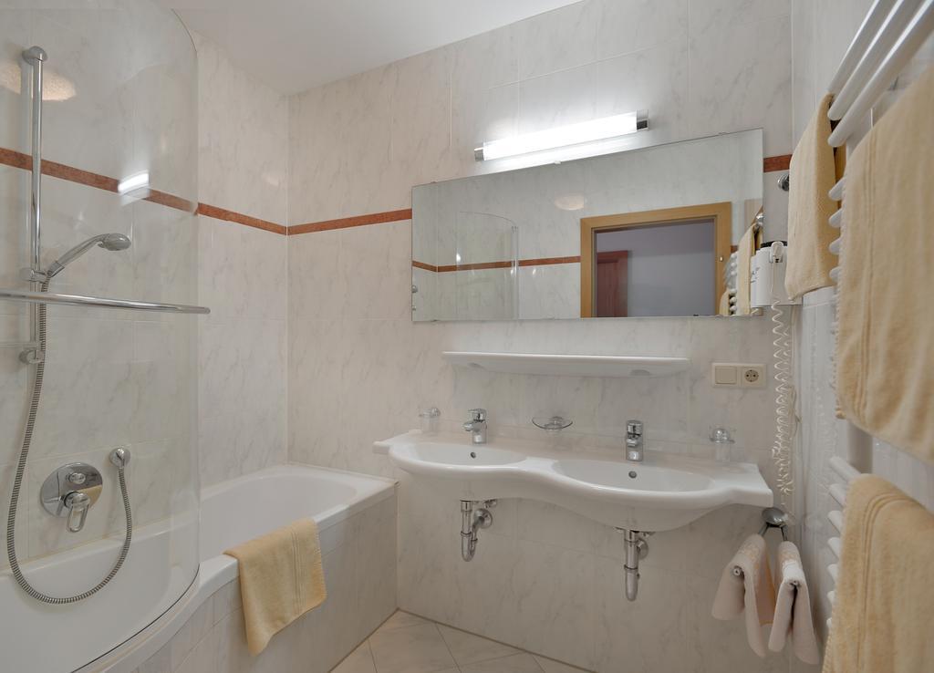 Ferienwohnungen Haus Der Mitte Mayrhofen Phòng bức ảnh